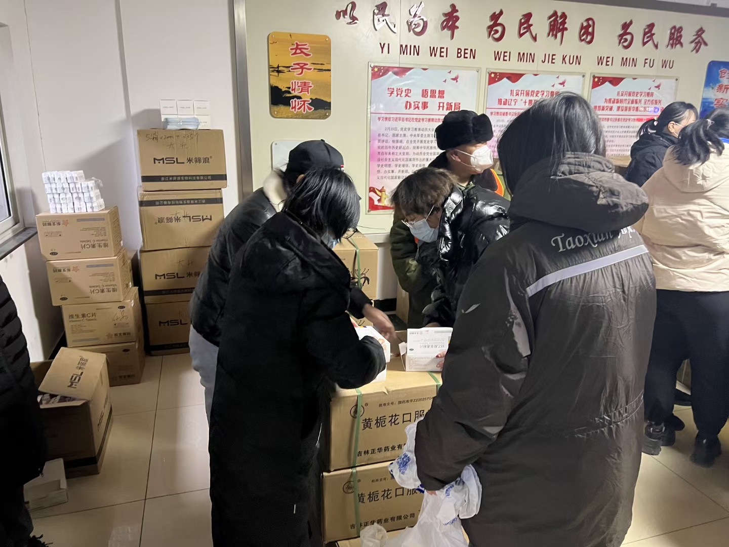 大东区民政局给各街道分发防疫健康包 (2).jpg