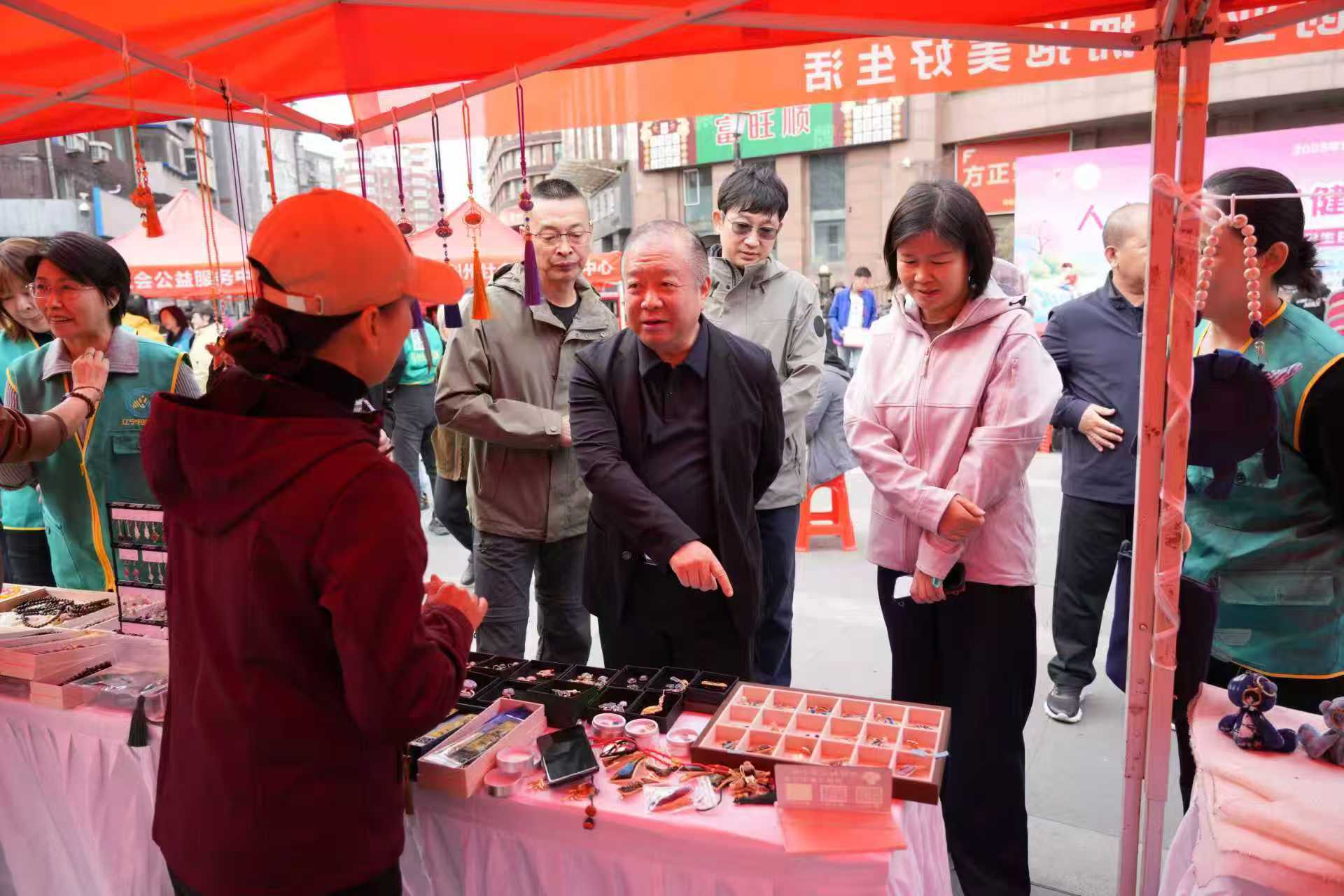 瓜子影视
副局长朱军参观市集展位.jpg